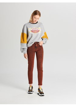 Jeansy damskie Cropp jesienne bez wzorów 