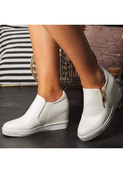 Sneakersy damskie Royalfashion.pl na koturnie białe na zamek casual 
