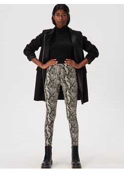 Leginsy Sinsay w miejskim stylu 