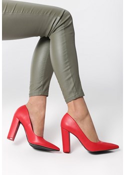 Czółenka czerwone Born2be eleganckie na słupku bez zapięcia ze skóry ekologicznej bez wzorów 