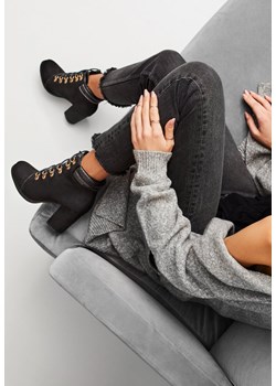 Botki Renee czarne sznurowane na słupku 
