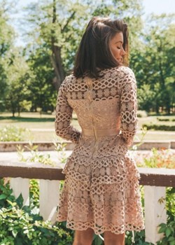 Sukienka z dekoltem w serek 