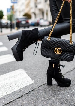 Botki na zamek bez wzorów z tworzywa sztucznego na obcasie 