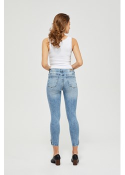 Jeansy skinny z guzikami błękitne ze sklepu Moodo.pl w kategorii Jeansy damskie - zdjęcie 81600347