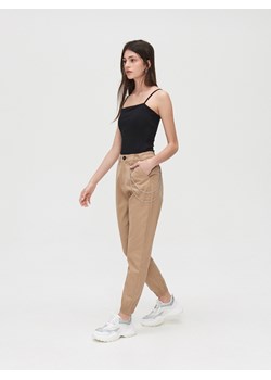 Cropp - Joggery high waist z łańcuchem - beżowy ze sklepu Cropp w kategorii Spodnie damskie - zdjęcie 82120255