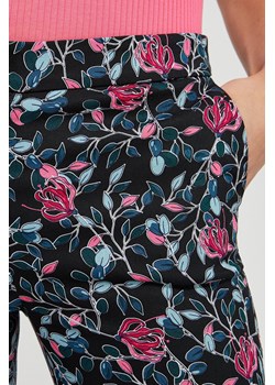 Spodnie cygaretki w kwiaty ze sklepu Moodo.pl w kategorii Spodnie damskie - zdjęcie 82358185