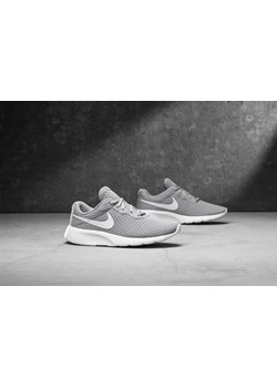Buty sportowe damskie Nike tanjun na płaskiej podeszwie bez wzorów 