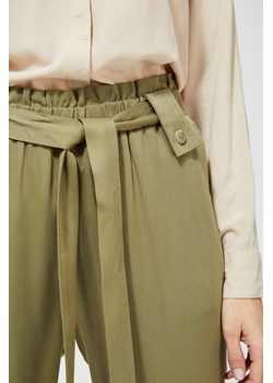 Luźne spodnie z wiązaniem w pasie ze sklepu Moodo.pl w kategorii Spodnie damskie - zdjęcie 84263309