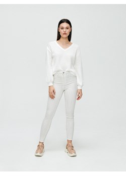 Cropp - Jeansy high waist skinny w paski - biały ze sklepu Cropp w kategorii Spodnie damskie - zdjęcie 84771949