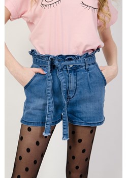 Jeansowe szorty z falbanką w pasie oraz paskiem ze sklepu olika.com.pl w kategorii Szorty - zdjęcie 93131186