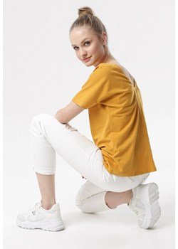 Camelowy T-shirt Laigana ze sklepu Born2be Odzież w kategorii Bluzki damskie - zdjęcie 95002526