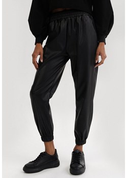 Czarne Spodnie Joggery Glysiesh ze sklepu Born2be Odzież w kategorii Spodnie damskie - zdjęcie 95027838