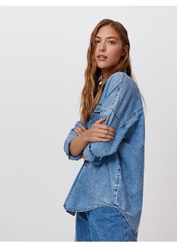 Cropp - Jeansowa koszula oversize - niebieski ze sklepu Cropp w kategorii Koszule damskie - zdjęcie 95854917