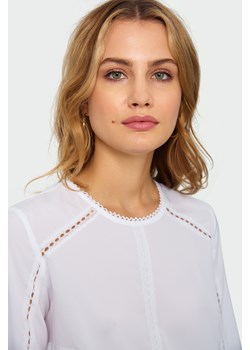 Elegancka bluzka z kontrastowymi taśmami ze sklepu Greenpoint.pl w kategorii Bluzki damskie - zdjęcie 98528908