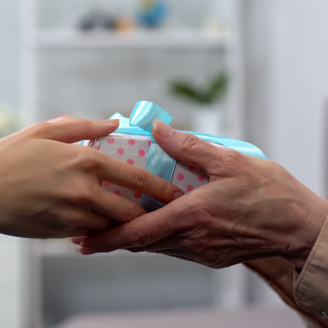 10 najlepszych pomysłów na prezenty dla babci i dziadka, które sprawią im radość