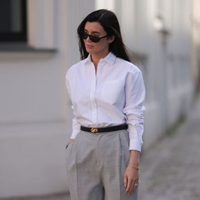 13 dodatków do białej koszuli, które „zafundują" ci awans. To gotowa ściąga