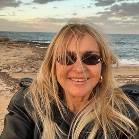 67-letnia Monika Olejnik w cekinowej spódnicy i traperach. Ikona stylu?