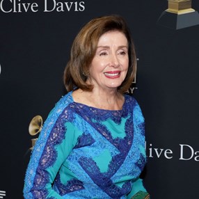 83-latka skradła show młodszym koleżankom na Grammy. Idealna sukienka wieczorowa dla seniorek