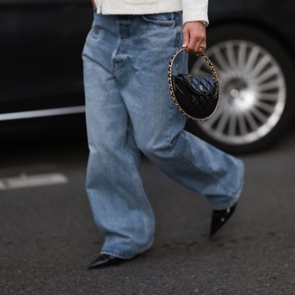 Baggy jeans – co to za spodnie? Tłumaczymy, jak nosić ten hip-hopowy model  