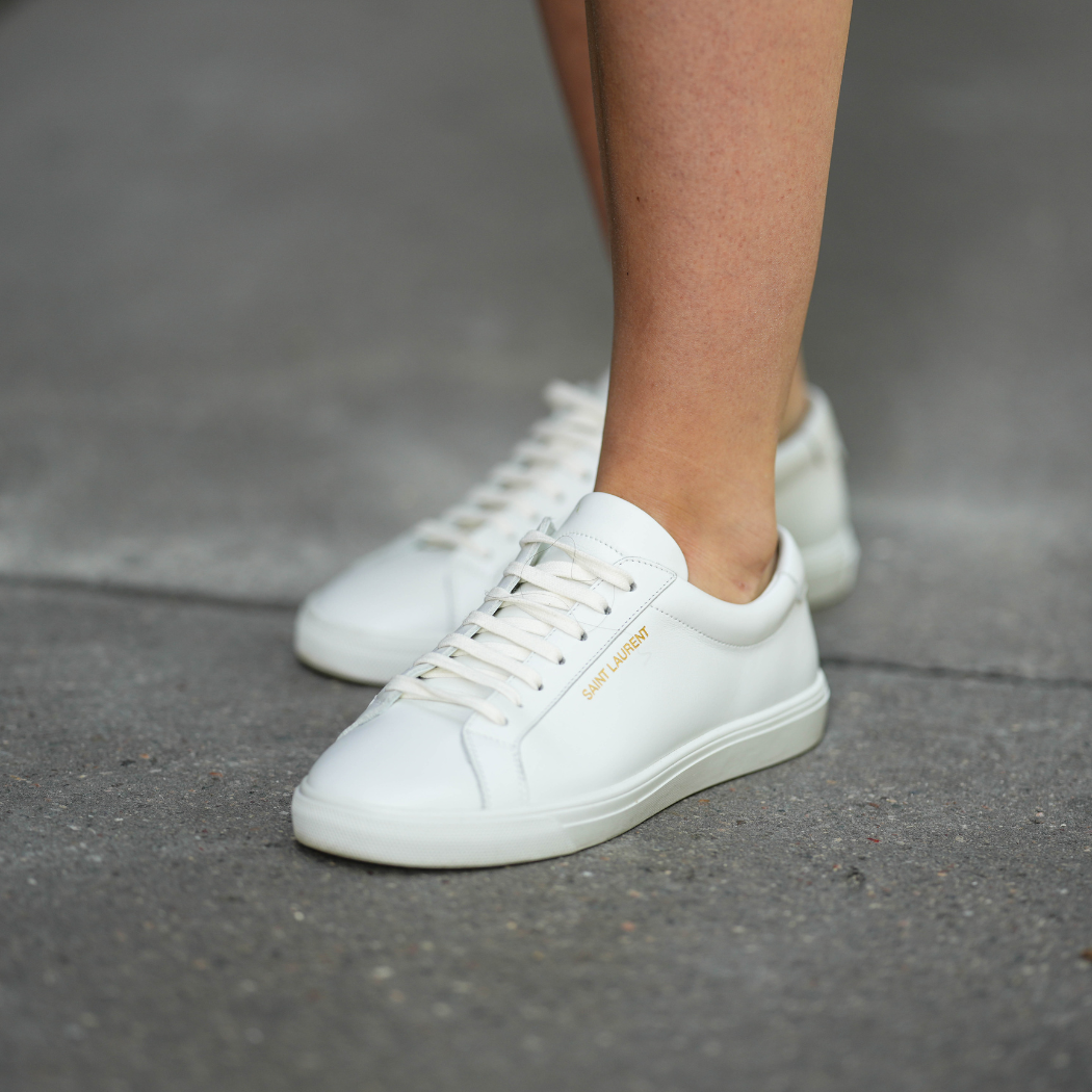 Białe sneakersy damskie w stylizacjach na wiosnę i lato 2022. [PRZEGLĄD TRENDÓW]