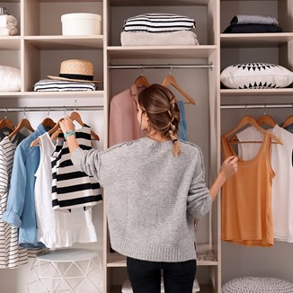 Capsule wardrobe - na czym polega? Jak zbudować szafę kapsułową? Oto zasady garderoby minimalistek!