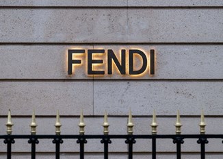 Co to jest Fendi? Poznaj lepiej jeden z najsłynniejszych domów mody na świecie 