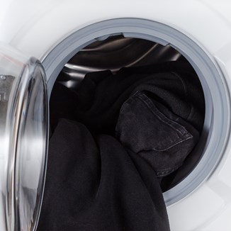 Czarne ubrania - jak prać, żeby nie płowiały? Jak przywrócić kolor czarnym ubraniom? [PORADNIK] - zdjęcie produktu