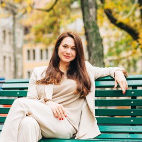 Czy damski garnitur da się nosić „po godzinach”? Sprawdziłam