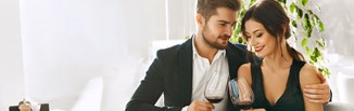 Damskie i męskie stylizacje na letnie wesele. Jak się ubrać na wesele latem? Podpowiadamy