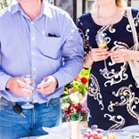 Damskie i męskie stylizacje na letnie wesele. Jak się ubrać na wesele latem? Podpowiadamy