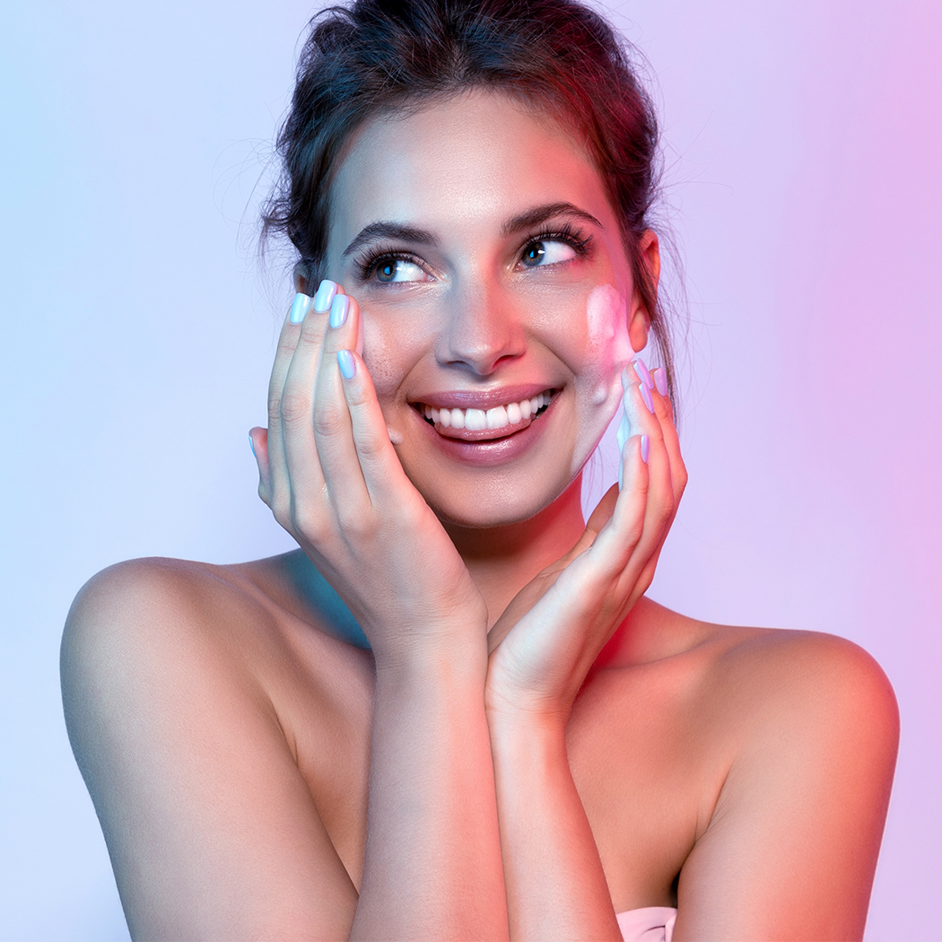 Demakijaż twarzy i oczu krok po kroku. Jak prawidłowo oczyścić cerę? [KOMPLEKSOWY PORADNIK]