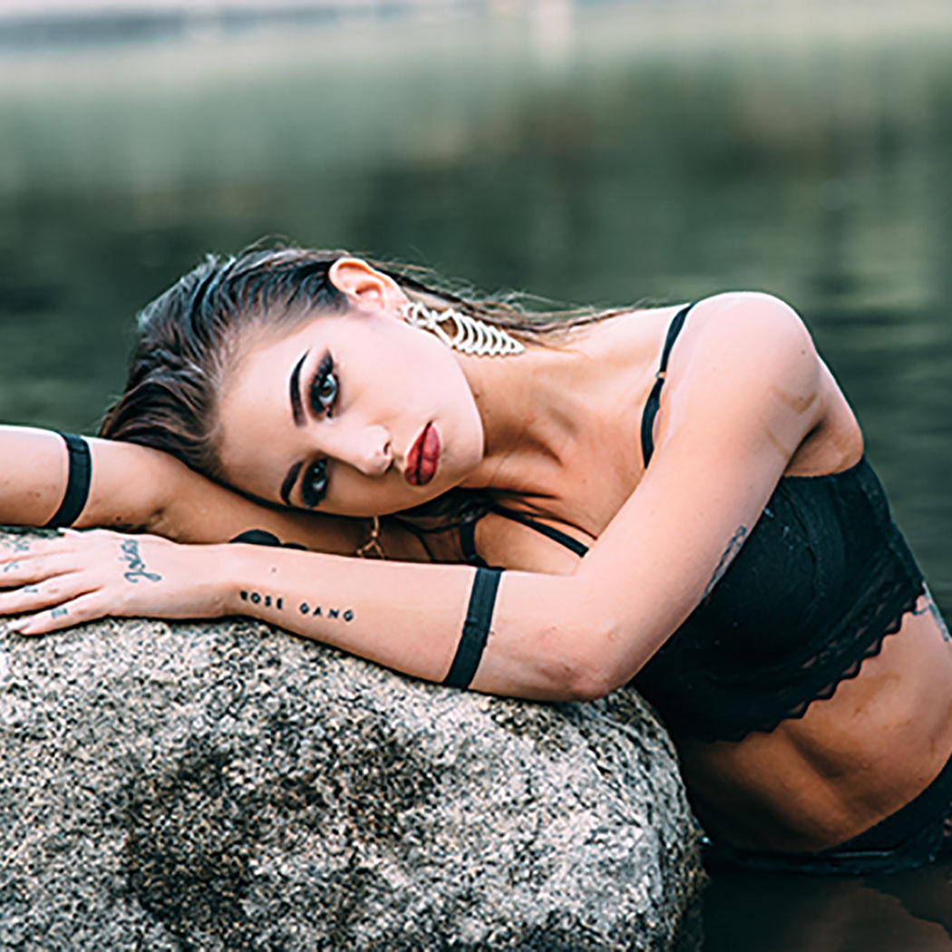 Duże kolczyki - jak je nosić?