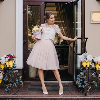 Elegancka spódnica na wesele - zobacz propozycje różnych fasonów i najmodniejsze stylizacje! - zdjęcie produktu