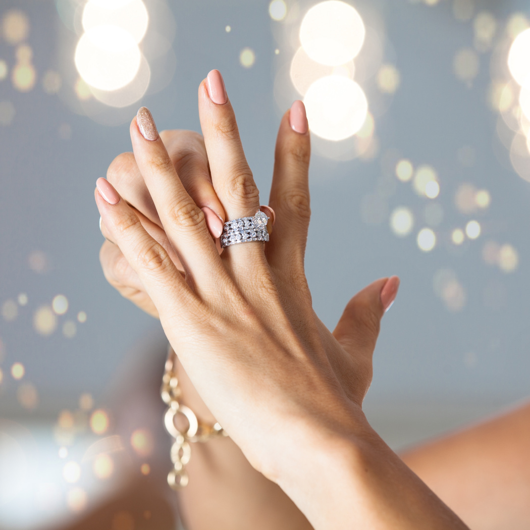 Eleganckie paznokcie 2022 – poznaj najlepsze pomysły na manicure do biura i na wyjątkowe okazje!
