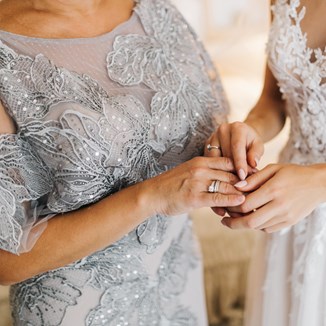 Elegancko na ślub córki – jak się ubrać w tym wyjątkowym dniu? Pięć propozycji ubioru dla mamy panny młodej 