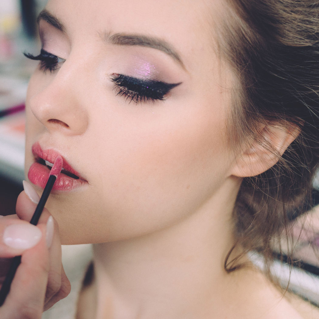 Eye-liner make up na różne sposoby