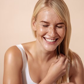 Fake frackles, czyli sztuczne piegi. Jak je zrobić, która metoda jest najlepsza i ile to kosztuje? Sprawdzamy