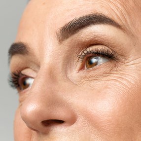 Farbka do brwi to nowy hit. Oszczędzi twój czas i zrobi za cały makijaż