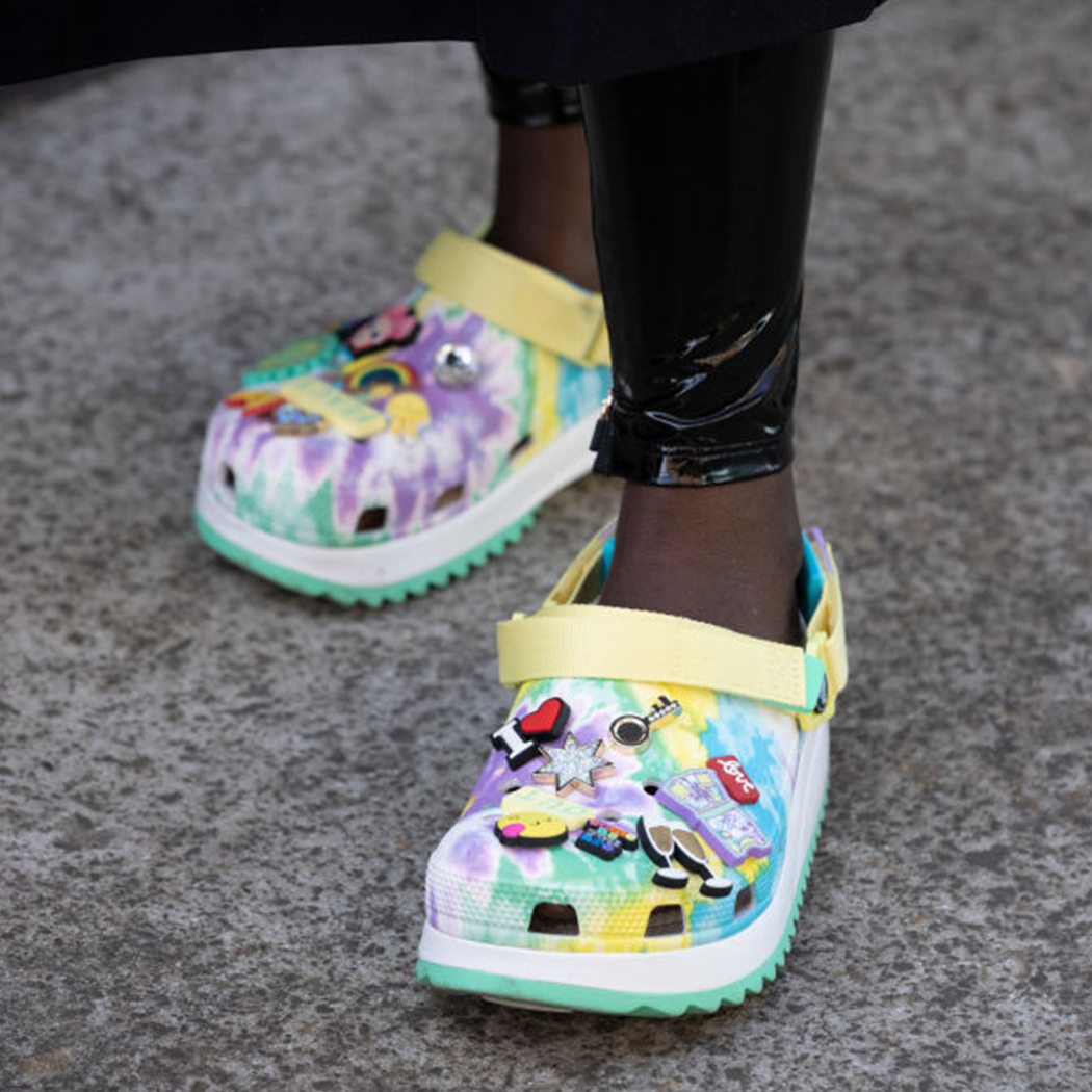 Fenomen klapków Crocs - od wygodnych butów na działkę po modowy must have [INSPIRACJE]