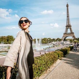 Francuski styl w modzie – poznaj najważniejsze zasady french chic i ubierz się jak paryżanka!