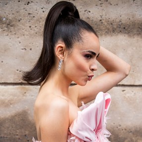 Fryzury a'la lata 60. wracają w wielkim stylu. Jak zrobić kultowe upięcia, loki i fale? Wyjaśniamy krok po kroku