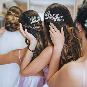 Fryzury na wesele, które zrobisz w 10 minut. Odkryj stylowe i eleganckie upięcia