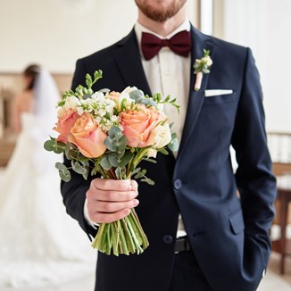 Garnitur ślubny dla pana młodego – jaki wybrać? Sprawdź dress code, trendy i style! [PORADNIK]