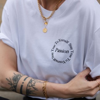 Hot trend na lato 2021: t-shirty z minimalistycznymi napisami. Dowiedz się, jak je nosić! - zdjęcie produktu