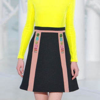 Inspiracje z wybiegów: trapezowa mini