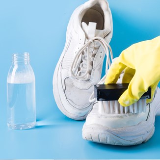 Jak czyścić sneakersy? Poznaj sprawdzone sposoby na pranie butów sportowych