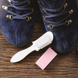Jak czyścić zamszowe buty? Zobacz sprawdzone sposoby na czyszczenie zamszu i nubuku - zdjęcie produktu