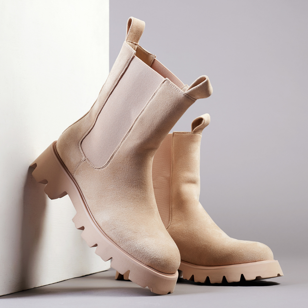 Jak nosić jasne botki? Stylizacje z beżowymi, brązowymi i białymi botkami [STYLISTKA RADZI]