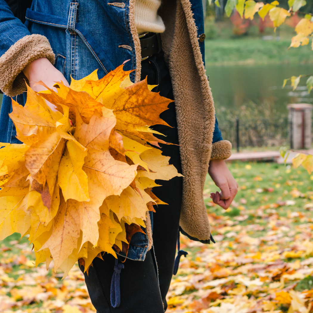 Jak nosić jeans jesienią i zimą 2021/2022? Efektowne pomysły na denim [PORADY STYLISTKI]