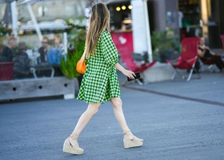 Jak nosić modne sandały na koturnie latem 2024? Zobacz, jak robią to za granicą [DUŻO ZDJĘĆ] 